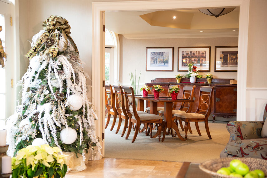A Christmas tree and a dining table at Harbour House Hotel in Niagara-on-the-Lake.