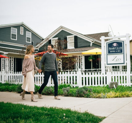 A couple holding hands while walking by the Shaw Club in Niagara-on-the-Lake.