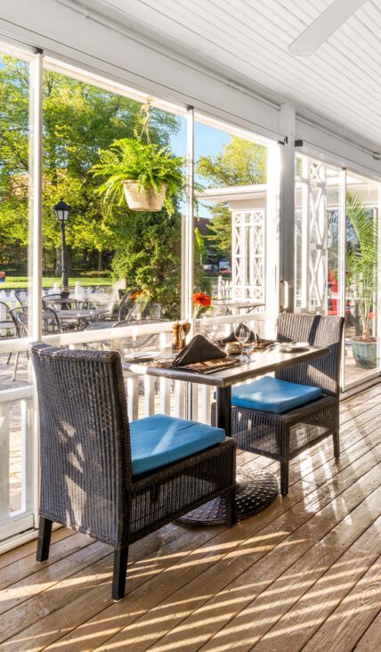 Patio dining at Zees Grill in Niagara on the Lake
