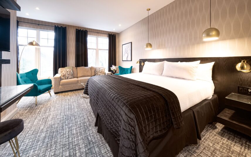 A side view of a deluxe king room at the Shaw Club in Niagara-on-the-Lake.