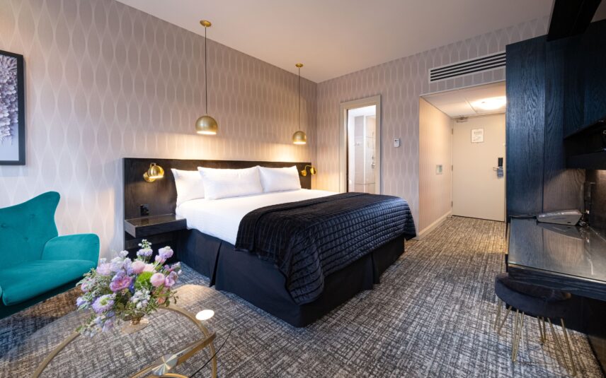 A side view of a deluxe king room with a hide-a-bed at the Shaw Club in Niagara-on-the-Lake.