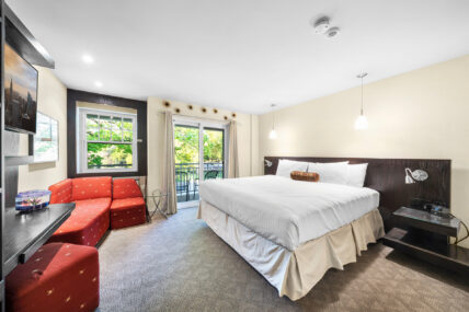 A wide view of a superior king room at the Shaw Club in Niagara-on-the-Lake.