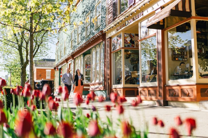 Couple walking in Niagara-on-the-Lake during a weekend getaway