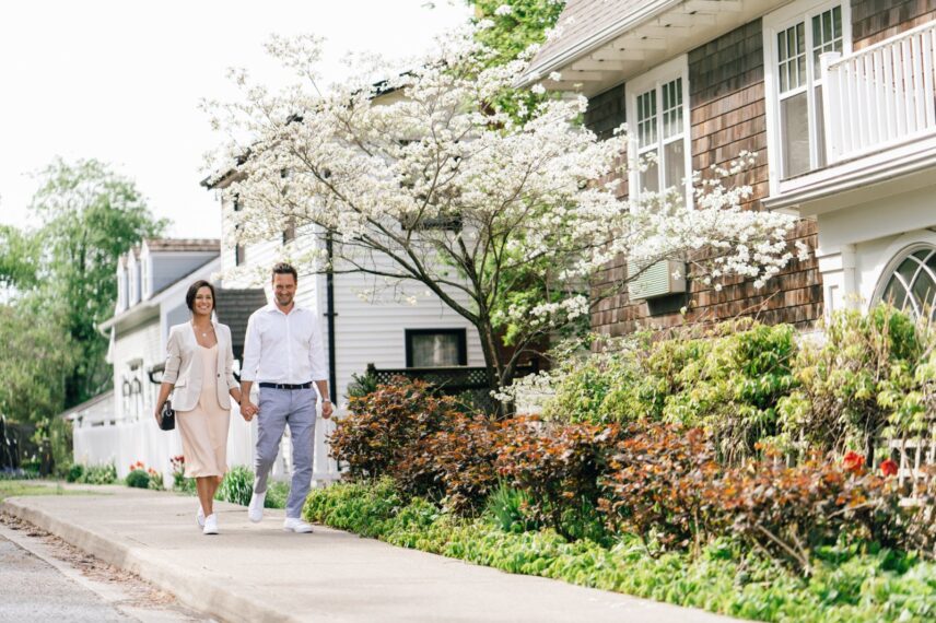 Couple enjoying spring outside the Harbour House in Niagara-on-the-Lake