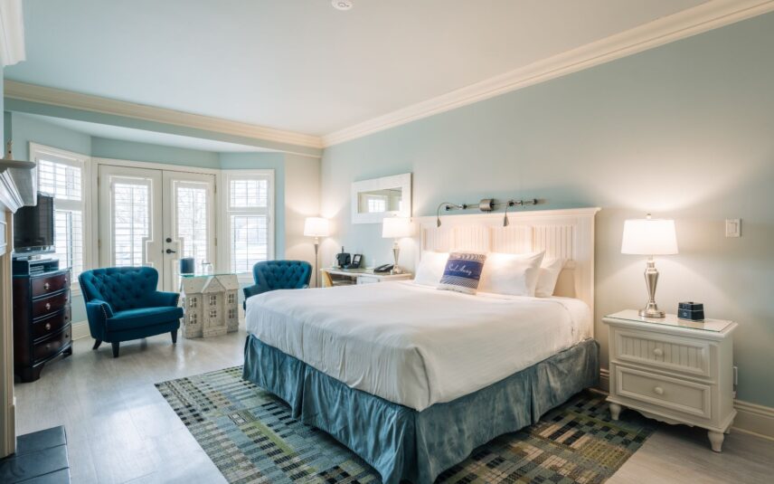 A large room with a large bed at Harbour House Hotel in Niagara-on-the-Lake.
